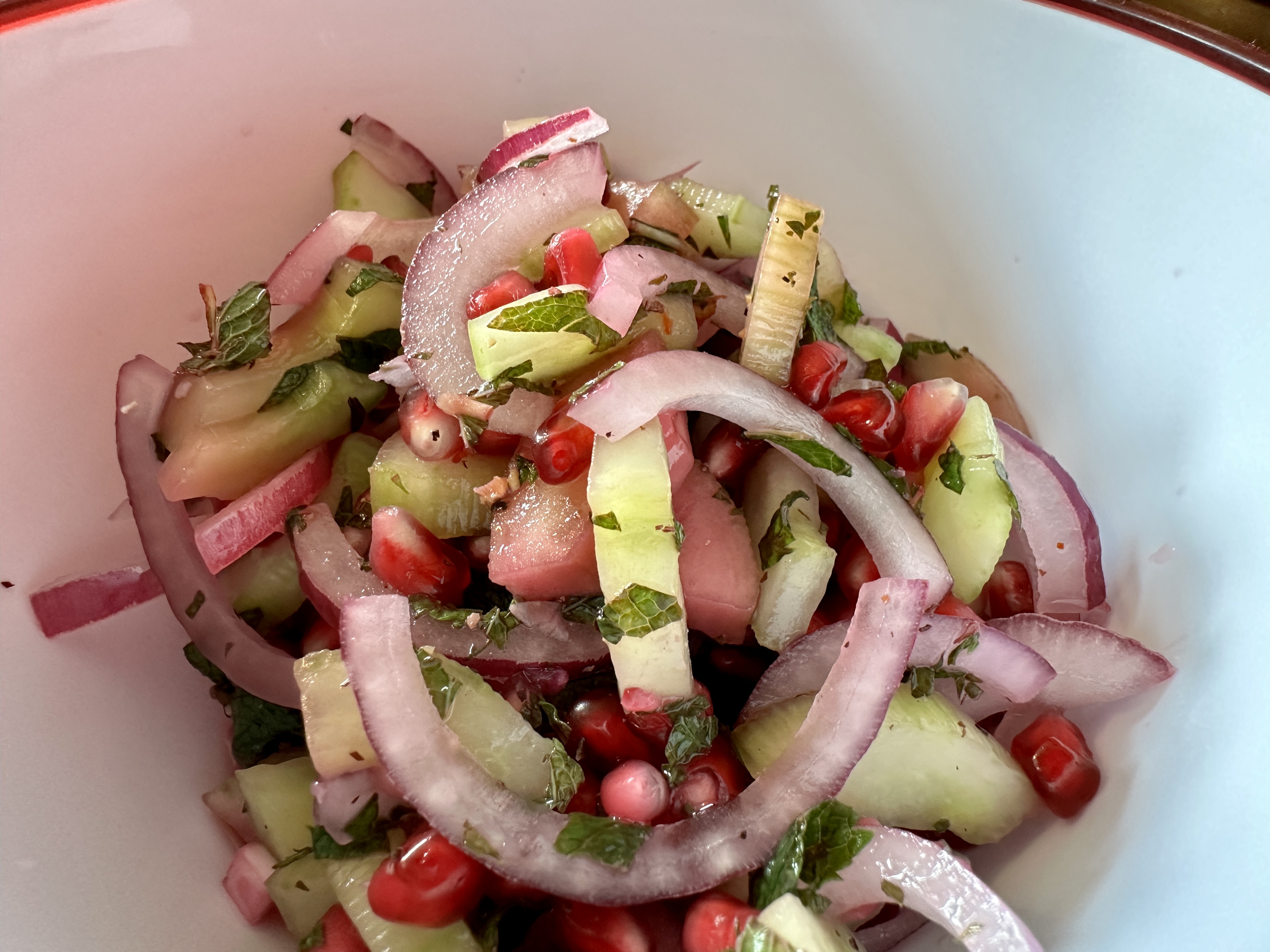 <i>Gurkensalat</i><i>mit Granatapfel</i>